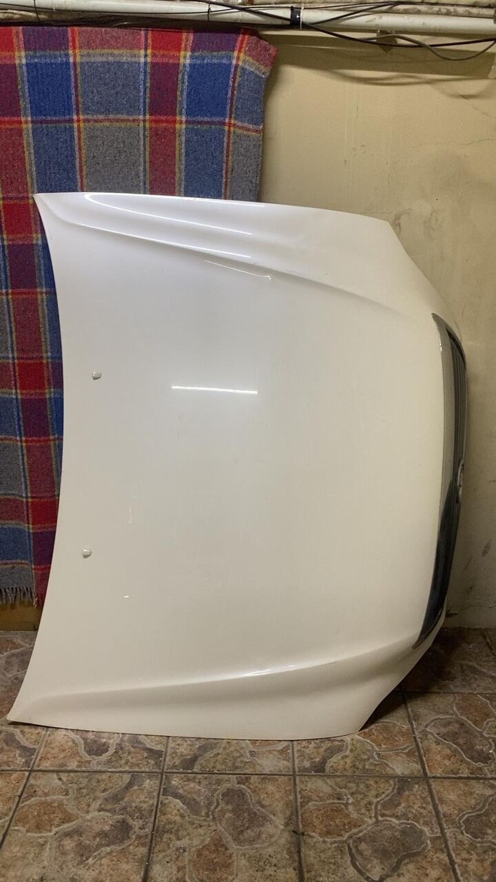 Manama, Auto Parts, BHD 100,  Good Condition Bonnet And Front Bumper Of Lexus Ls430 2004 Pearl White Color
