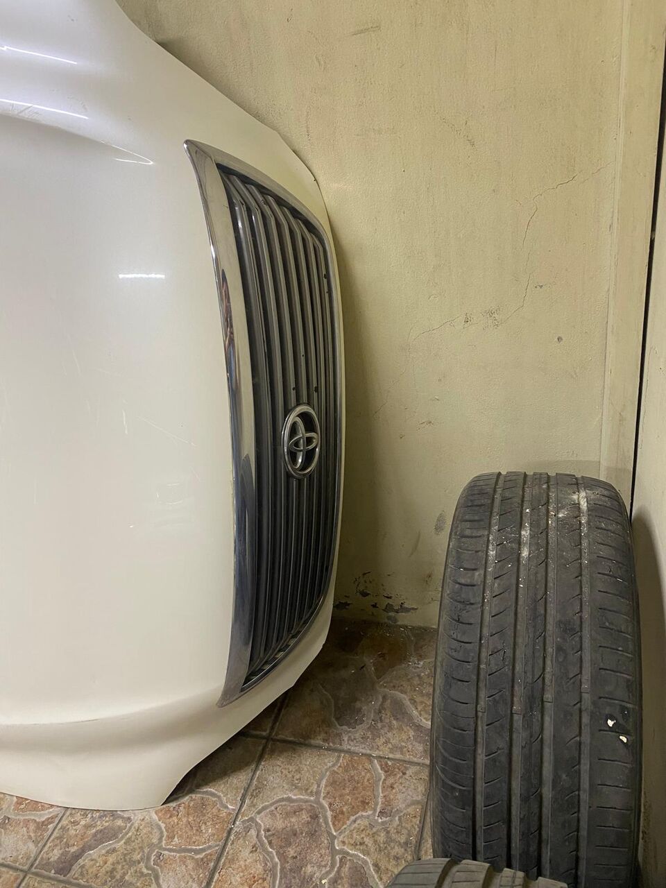 Manama, Auto Parts, BHD 100,  Good Condition Bonnet And Front Bumper Of Lexus Ls430 2004 Pearl White Color