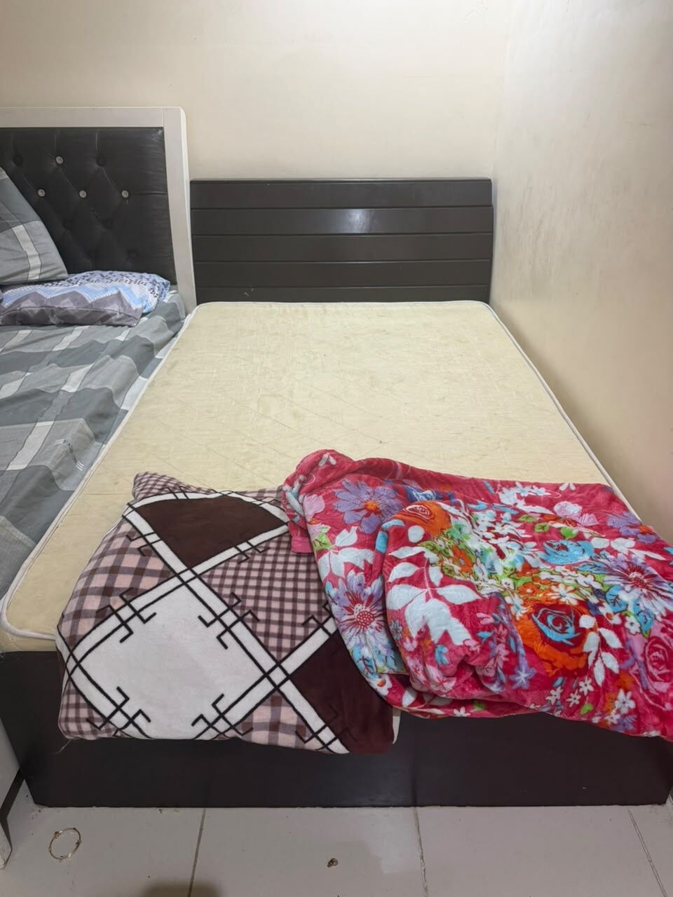 Jeddah, Furniture, SAR 800,  Household Furniture - Cupboard  Dressing Table  Single Bed  2 Side Tables