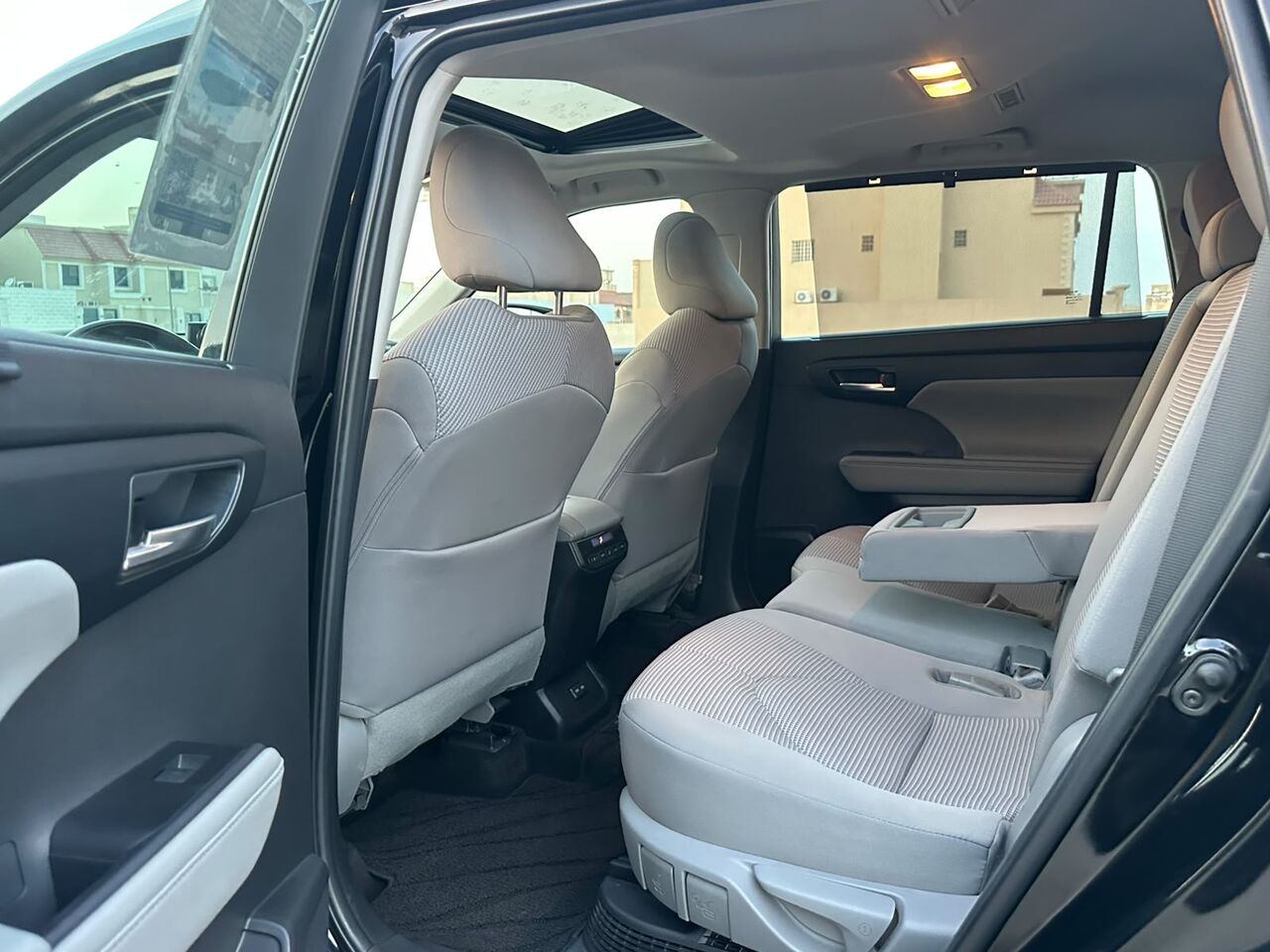 Riyadh, Vehicles, Cars & Trucks , SAR 130000,  Toyota Highlander Hybrid,  2023,  Automatic,  53000 KM,   Toyota HGHLANDER GLE (HYBRID) 4x4 With Sunroof Very Low Odo And 100% Accident Free