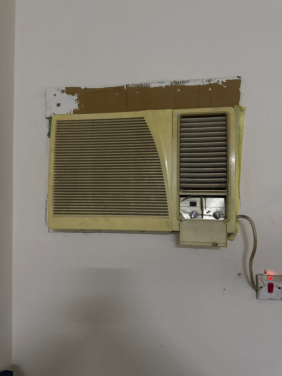 Riyadh, Household Items, SAR 1000,  Selling One Bed, Sofa And Air Conditioner.
