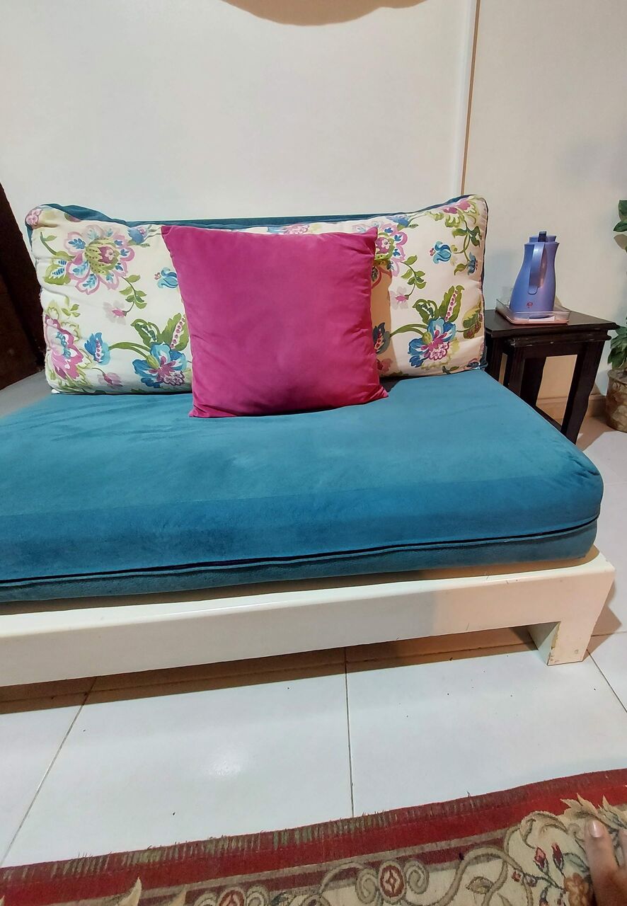 Al Bawadi, Furniture, SAR 1000,  For Sale: Modern Sofa Set With White Corner Table