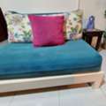 SAR 1000,  For Sale: Modern Sofa Set With White Corner Table