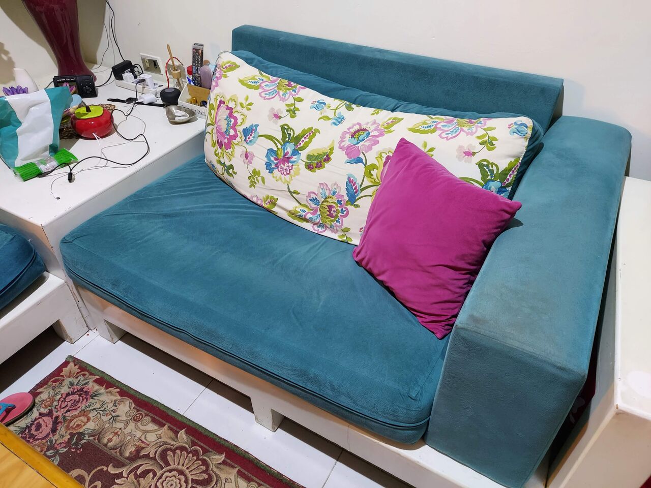Al Bawadi, Furniture, SAR 1000,  For Sale: Modern Sofa Set With White Corner Table