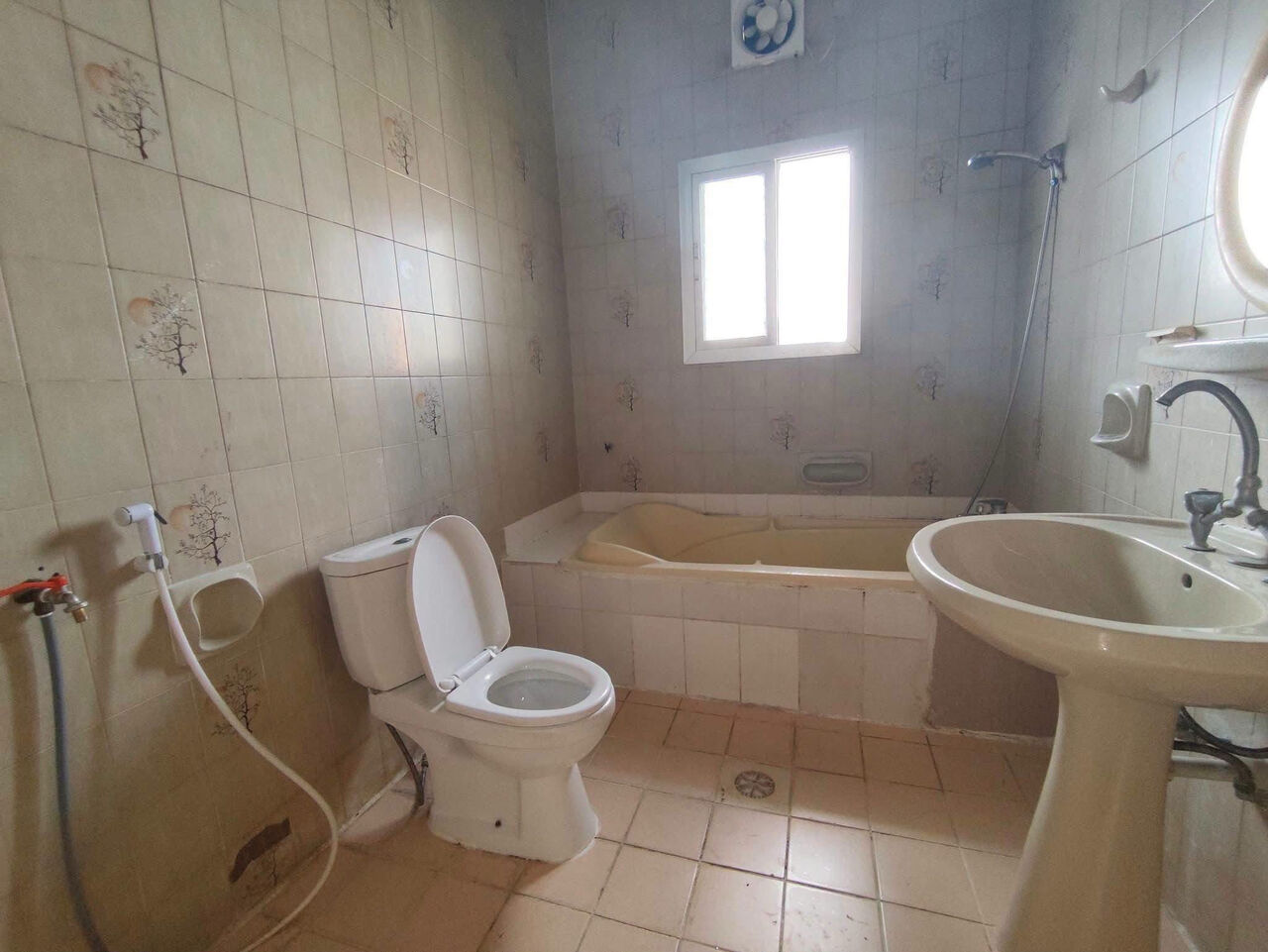 Manama, Apartments, Flats, Houses & Villas, BHD 260/month,  3 BR,  Um Al Hassam:- Spacious 3Bhk Unfurnished Flat On Rent.  Bd 260/- Without Ewa.