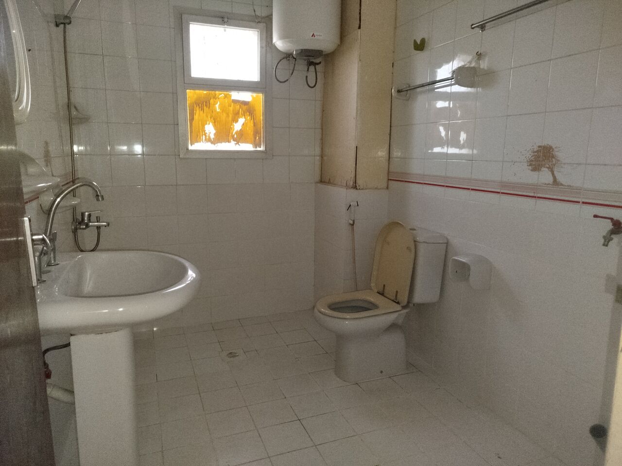 Salmaniya, Apartments, Flats, Houses & Villas, BHD 195/month,  2 BR,  1Bath Big Hall.Kitchen Balcony. .Lift. Unfurnished & Exclusive In -(((Salmaniya)))