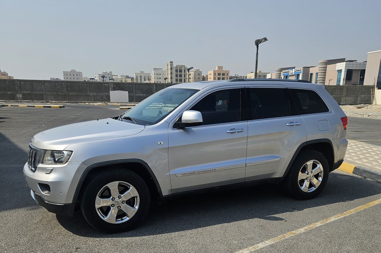 Hidd, Vehicles, Cars & Trucks , BHD 3400,  Jeep Grand Cherokee,  2012,  Automatic,  220008 KM,  GRAND CHEROKEE JEEP MODEL  ODO: 220,000 KLM USE LIMITED EDITION  INSURANCE & PASSING T