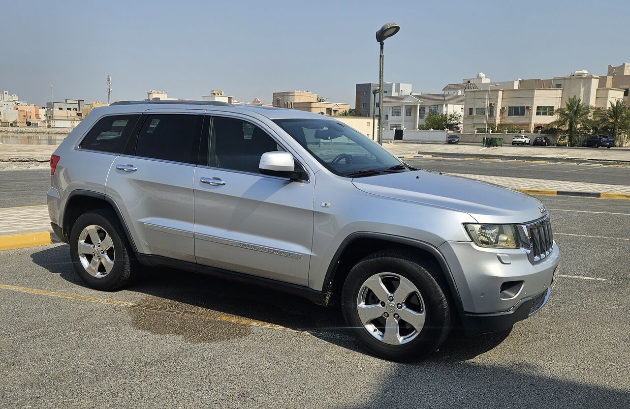 Hidd, Vehicles, Cars & Trucks , BHD 3400,  Jeep Grand Cherokee,  2012,  Automatic,  220008 KM,  GRAND CHEROKEE JEEP MODEL  ODO: 220,000 KLM USE LIMITED EDITION  INSURANCE & PASSING T