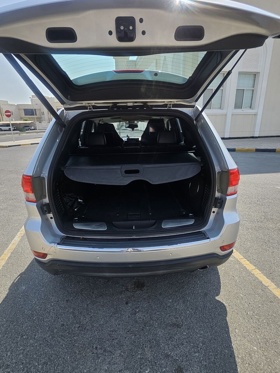 Hidd, Vehicles, Cars & Trucks , BHD 3400,  Jeep Grand Cherokee,  2012,  Automatic,  220008 KM,  GRAND CHEROKEE JEEP MODEL  ODO: 220,000 KLM USE LIMITED EDITION  INSURANCE & PASSING T