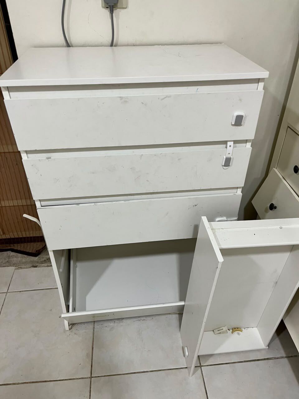 Khobar, Furniture, SAR 90,  White 5-Drawer Dresser / Chest Of Drawers (Needs Minor Repair)