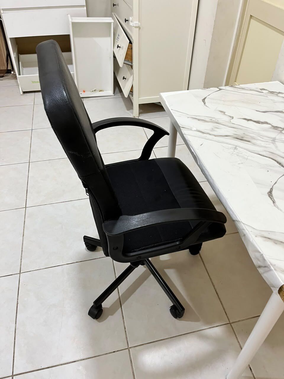 Khobar, Furniture, SAR 50,  Black Swivel Office Chair / Desk Chair On Wheels