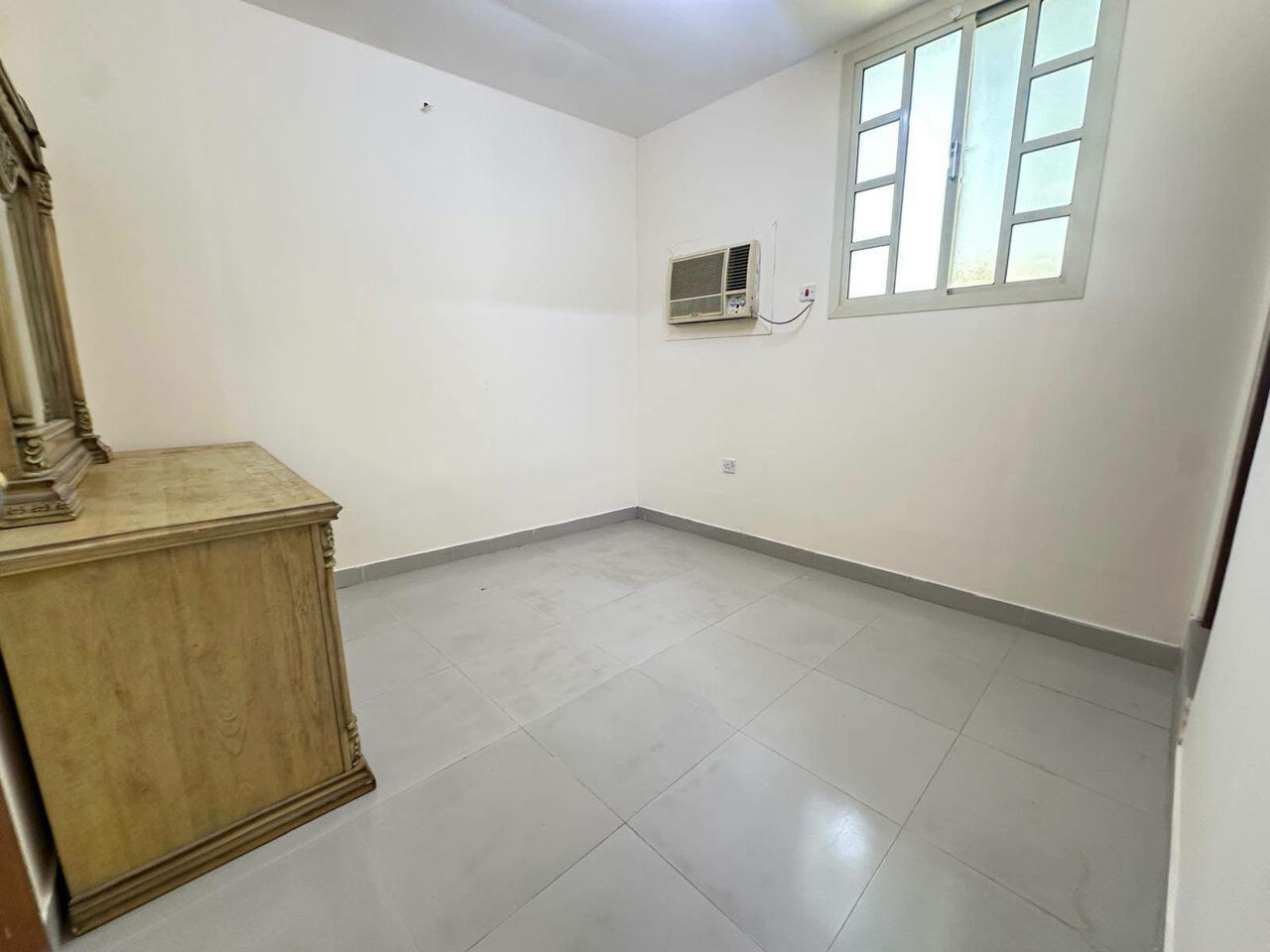 Gudaibiya, Apartments, Flats, Houses & Villas, BHD 350/month,  3 BR,  Gudaibiya:- Rooftop 3BHK Unfurnished Flat On Rent With A/Cs.  Bd 350/- With Unlimited Ewa