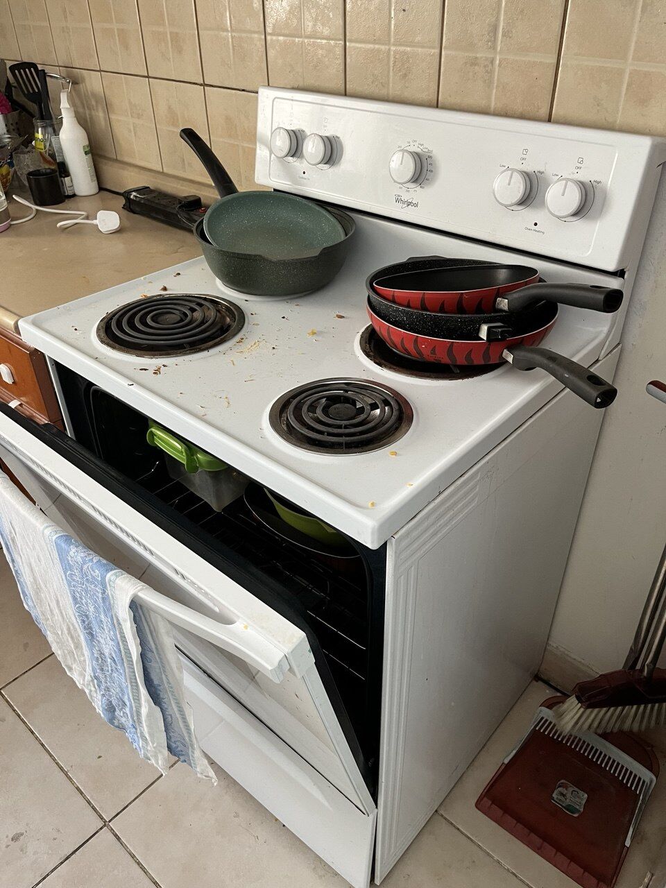 Khobar, Appliances, SAR 450,  Whirlpool Large 4-Burner Electric Cooking Range With Oven