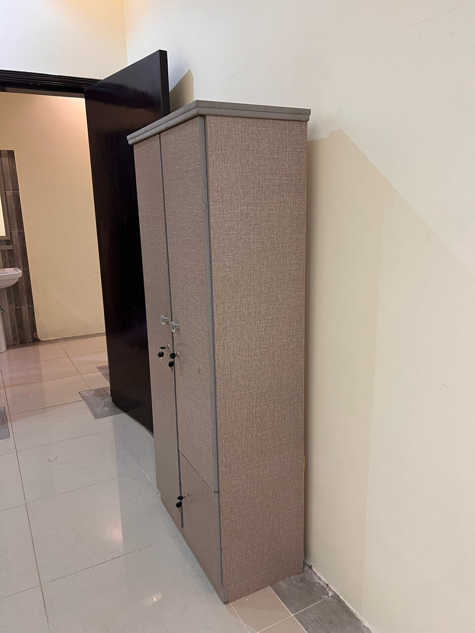Al Rabwah, Furniture, SAR 850,  Big Wardrobe For Urgent Sale ‼️ 850 Final Offer