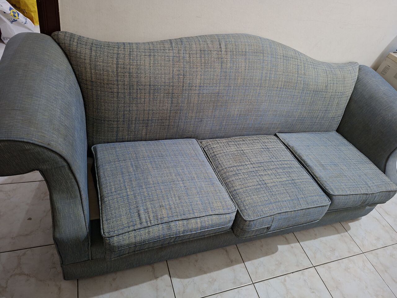Riyadh, Furniture, SAR 60,  3 Seater Sofa And Table