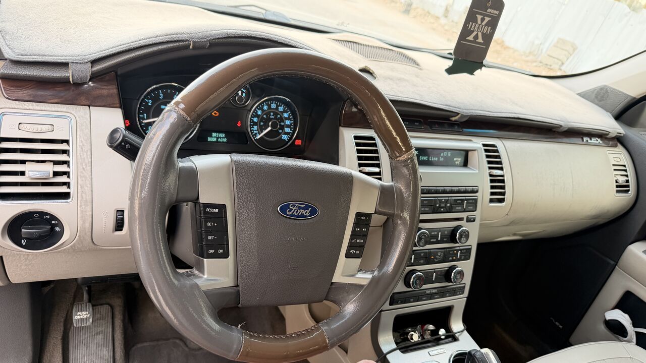 Riyadh, Vehicles, Cars & Trucks , SAR 18000,  Ford Flex,  2012,  Automatic,  300000 KM,    SEL With Sunroof And Heated Seats