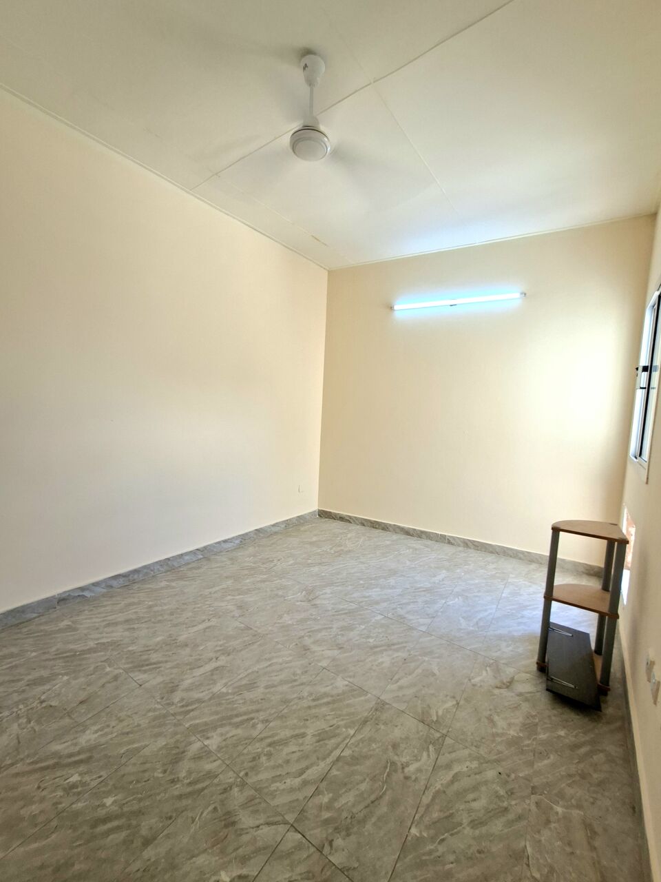 Salmaniya, Apartments, Flats, Houses & Villas, BHD 130/month,  Studio,  Unfurnished Studio With Ewa In Salmaniya,Neat & Clean Flat @ 35547951