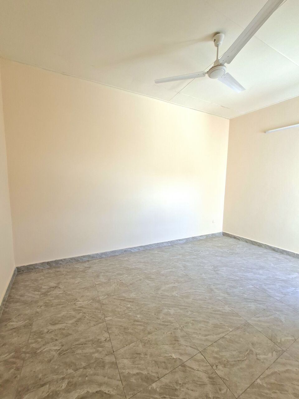 Salmaniya, Apartments, Flats, Houses & Villas, BHD 130/month,  Studio,  Unfurnished Studio With Ewa In Salmaniya,Neat & Clean Flat @ 35547951