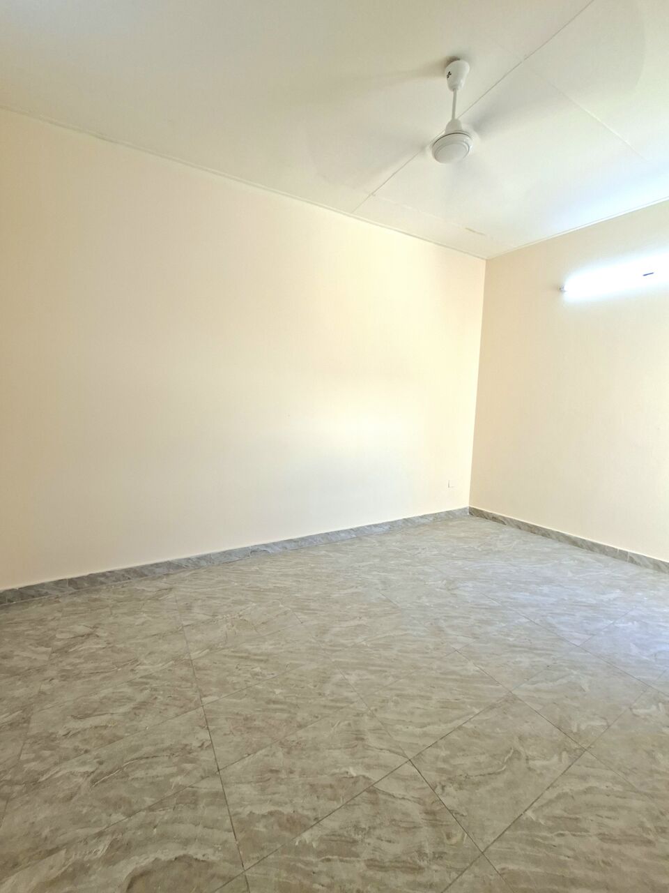 Salmaniya, Apartments, Flats, Houses & Villas, BHD 130/month,  Studio,  Unfurnished Studio With Ewa In Salmaniya,Neat & Clean Flat @ 35547951