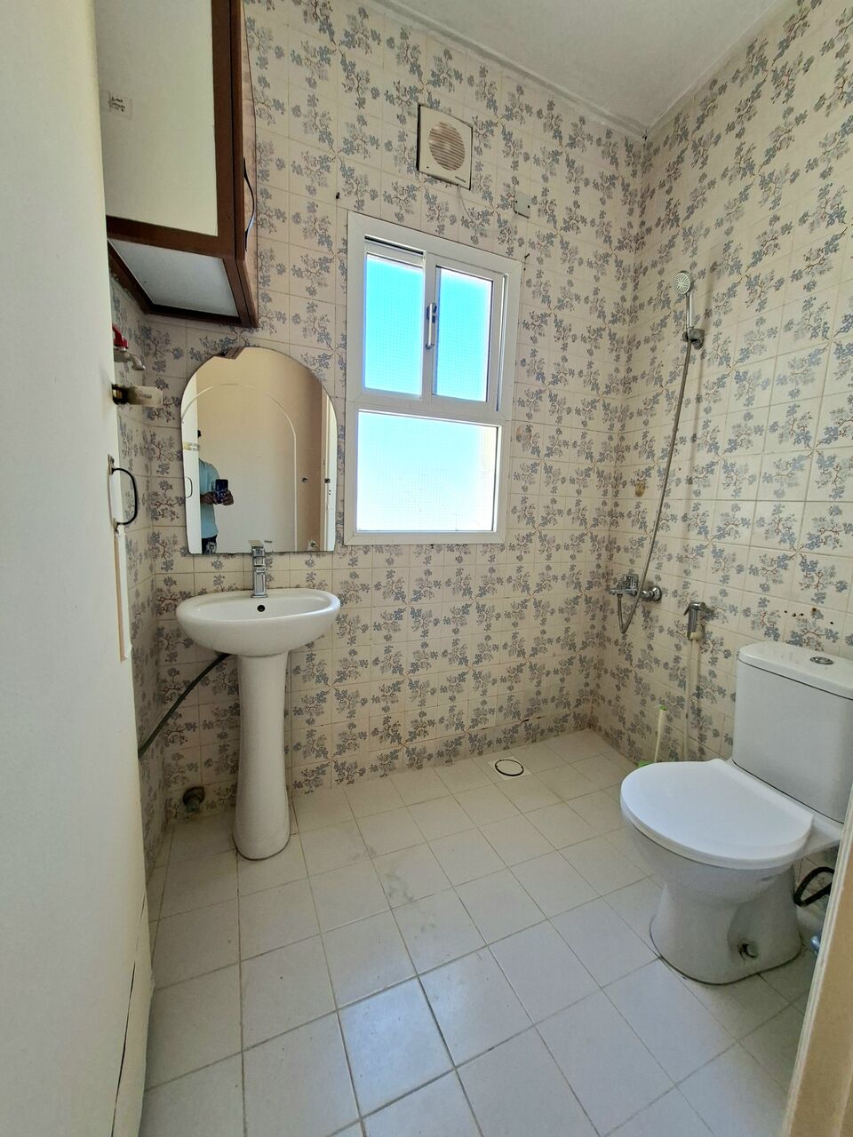Salmaniya, Apartments, Flats, Houses & Villas, BHD 130/month,  Studio,  Unfurnished Studio With Ewa In Salmaniya,Neat & Clean Flat @ 35547951