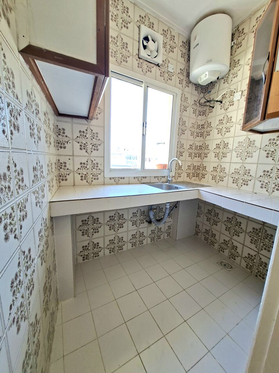 Salmaniya, Apartments, Flats, Houses & Villas, BHD 130/month,  Studio,  Unfurnished Studio With Ewa In Salmaniya,Neat & Clean Flat @ 35547951