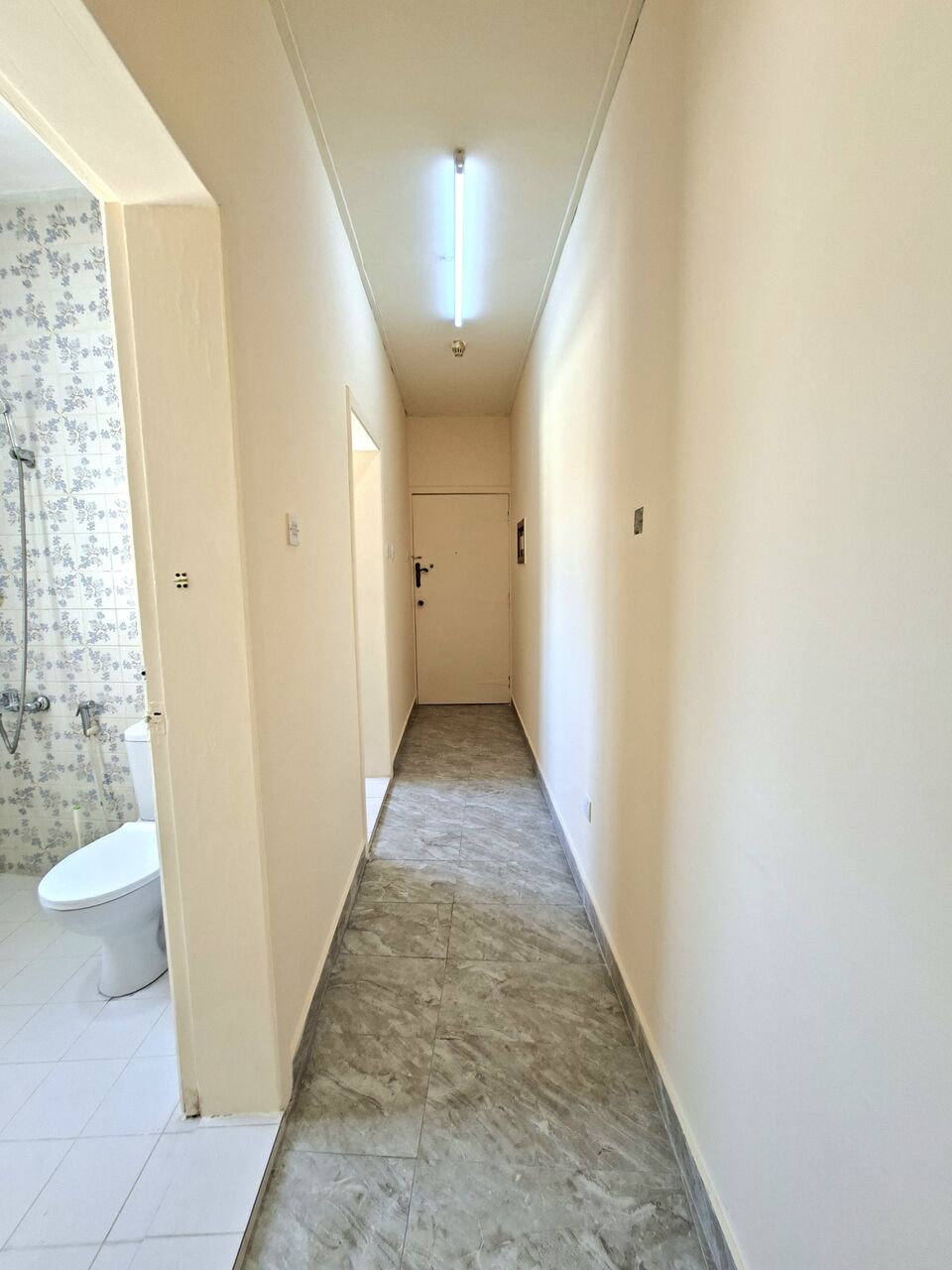 Salmaniya, Apartments, Flats, Houses & Villas, BHD 130/month,  Studio,  Unfurnished Studio With Ewa In Salmaniya,Neat & Clean Flat @ 35547951