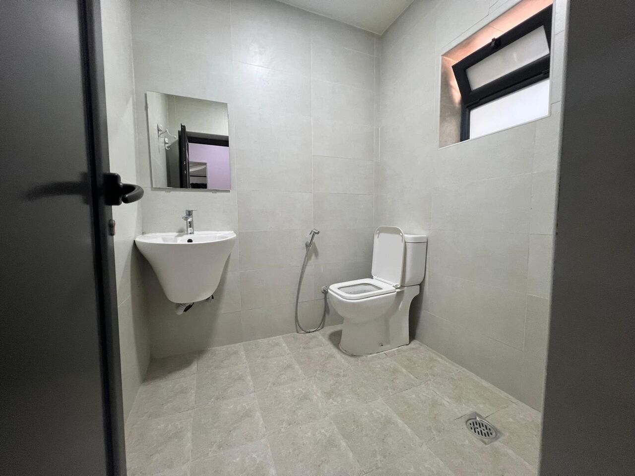 Zinj, Apartments, Flats, Houses & Villas, BHD 165/year,  1 BR,  EXCELLENT FULLYFURNISHED STUDIO WITH  PRIVATE UN ATTACHED BATHROOM | HOUSEKEEPING | INTERN