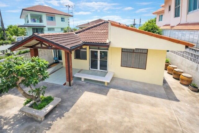 Bangkok, Villas, THB 10999,  54 Sq. Feet,  Near Foodland Nawamin 700 M. 54 Sq M. 220 Sq M.. Nawamin 93-99 One-story Detached House,