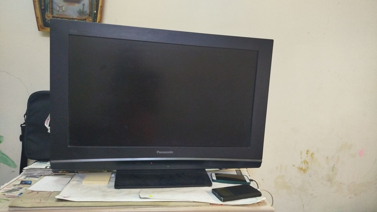Ras Rumman, Electronics, Urgently For Sale: Panasonic 32-Inch LCD TV
