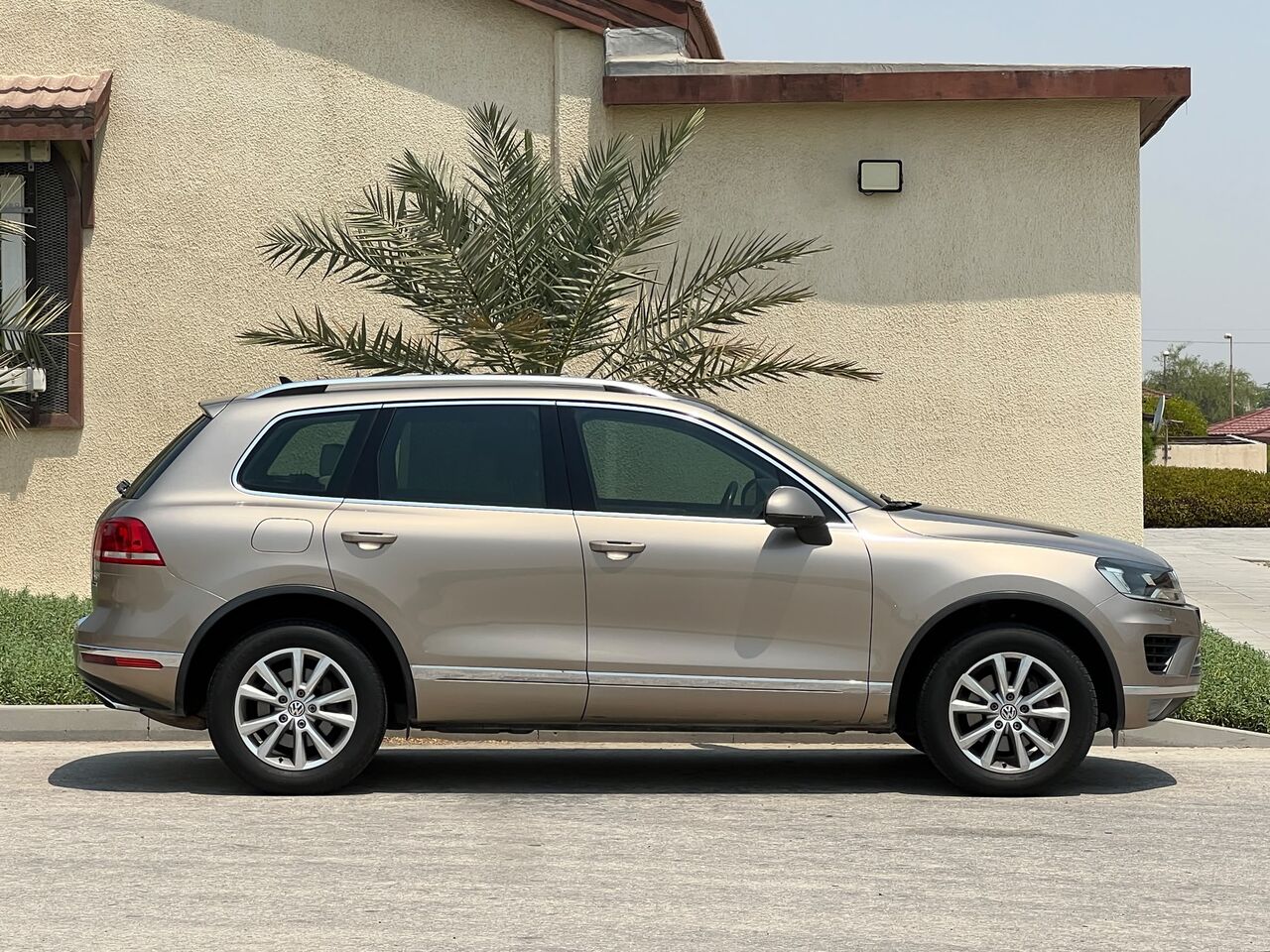 Riffa, Vehicles, Cars & Trucks , BHD 4800,  Volkswagen Touareg,  2016,  Automatic,  110 KM,   Model  For Sale