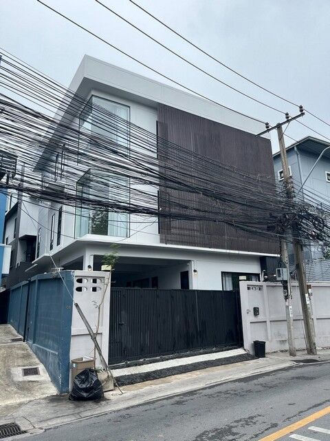 Bangkok, Villas, THB 130000,  100 Sq. Feet,  Single House For Rent, Soi 20 June, Sutthisan Winitchai Road, Huai Khwang, Convenient