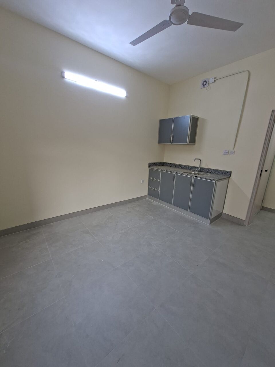 Hoora, Apartments, Flats, Houses & Villas, BHD 160/year,  Furnished,  1 BR,  Apartment For Rent In Hoora Semi Furnished With Electricity 1bhk