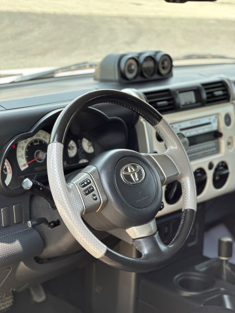 Riffa, Vehicles, Cars & Trucks , BHD 3500,  TOYOTA FJ CRUISER 4X4 2009 WHITE,  2009,  Automatic,  340000 KM,