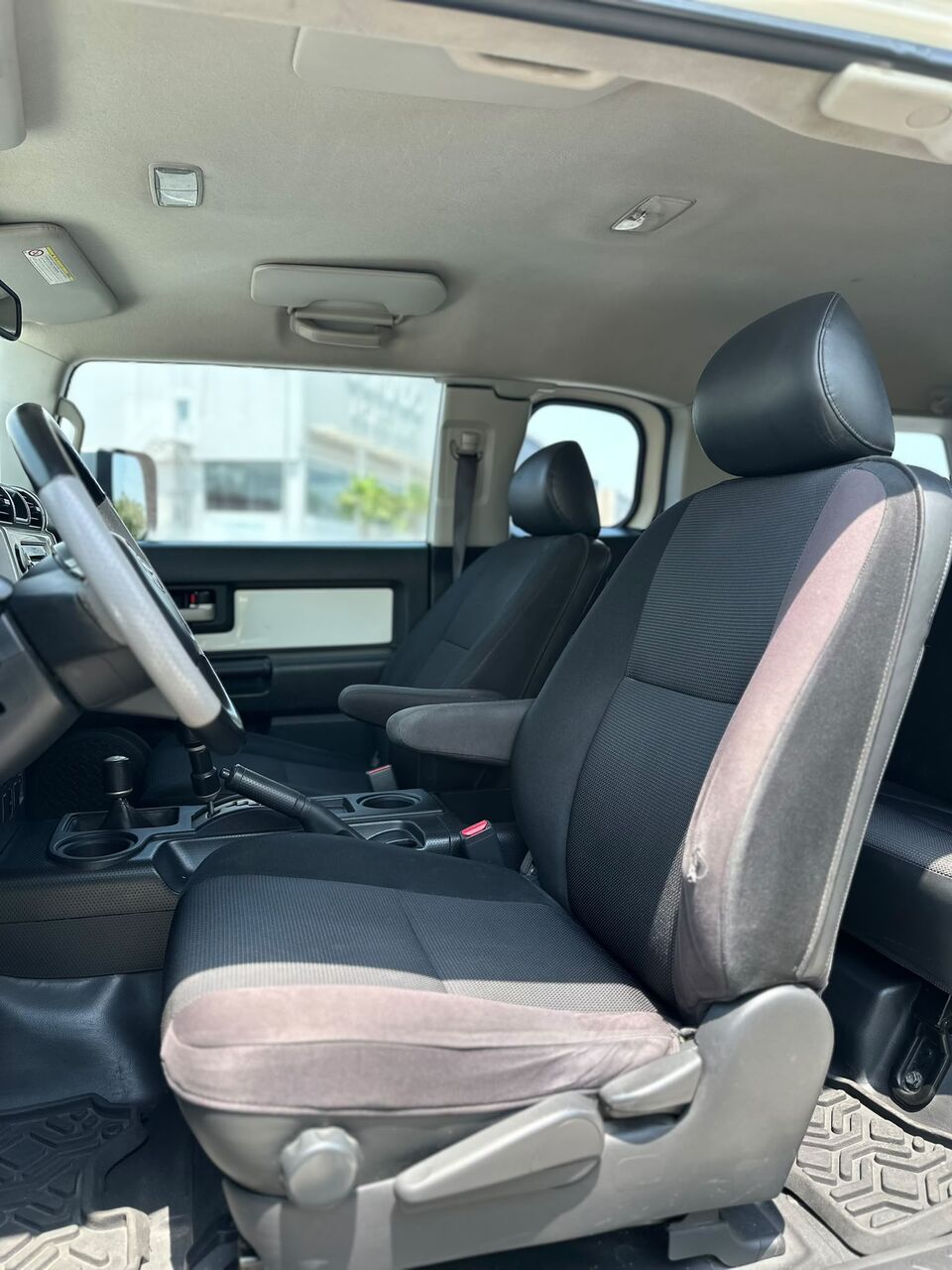 Riffa, Vehicles, Cars & Trucks , BHD 3500,  TOYOTA FJ CRUISER 4X4 2009 WHITE,  2009,  Automatic,  340000 KM,