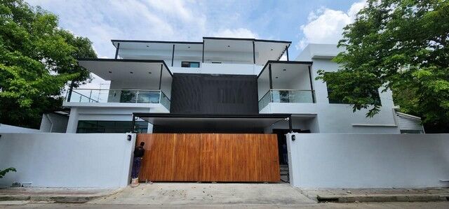 Bangkok, Villas, THB 220000,  132 Sq. Feet,  For Rent: Home Office, Luxury, 3 Floors, 600 Sq M., Sukhumvit 71, Pridi Banomyong 26,