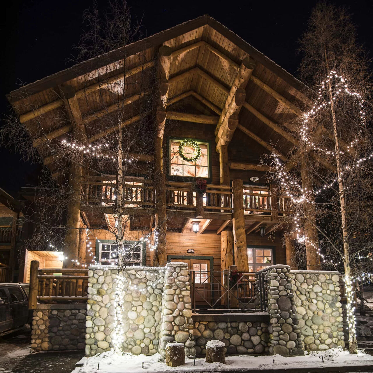 Toronto, Restaurants, Looking For A Banff Hotel With Mountain Charm? Stay At Buffalo Mountain Lodge