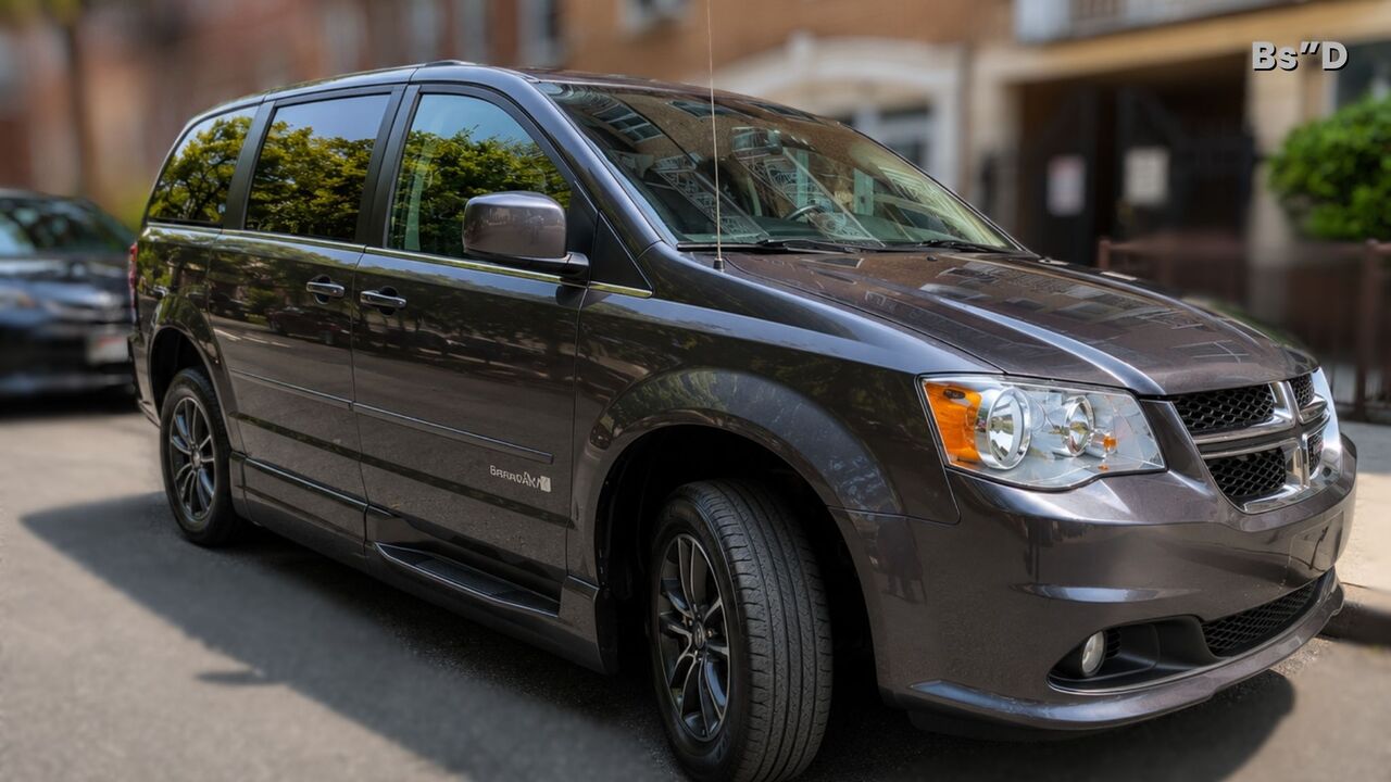 New York, Vehicles, Cars & Trucks , USD 26000,  Dodge Caravan,  2017,  Automatic,  25000 KM,   Dozdge Grand Caravan SXT BraunAbility® Wheelchair Accessible Mobility Van | $26,000