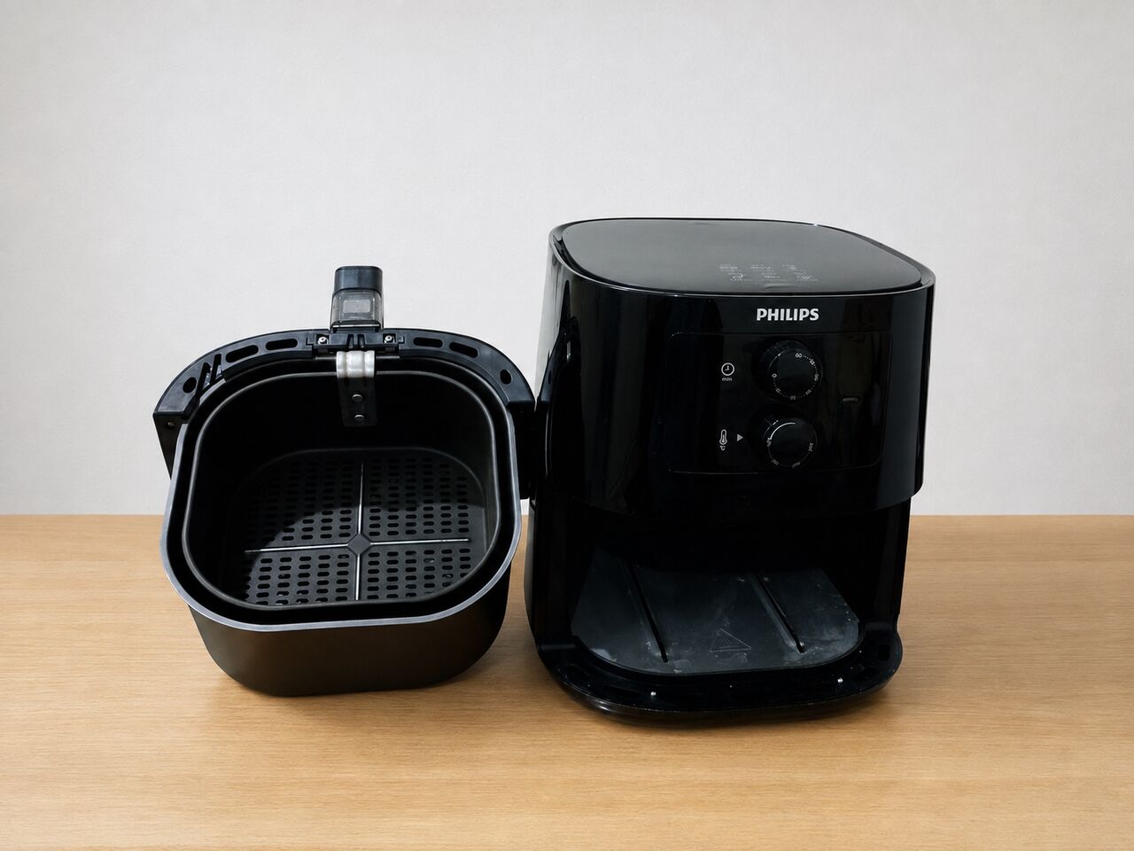 Riyadh, Household Items, SAR 150,  Philips Airfryer Essential HD9200 For Sale