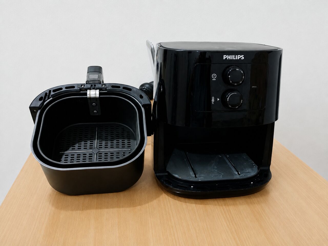 Riyadh, Household Items, SAR 150,  Philips Airfryer Essential HD9200 For Sale