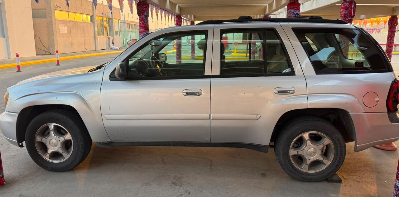 Mushrefah, Vehicles, Cars & Trucks , SAR 17000,  Chevrolet Trailblazer LT,  2009,  Automatic,  211500 KM,  Spacious Family SUV Trailblazer &ndash; Silver