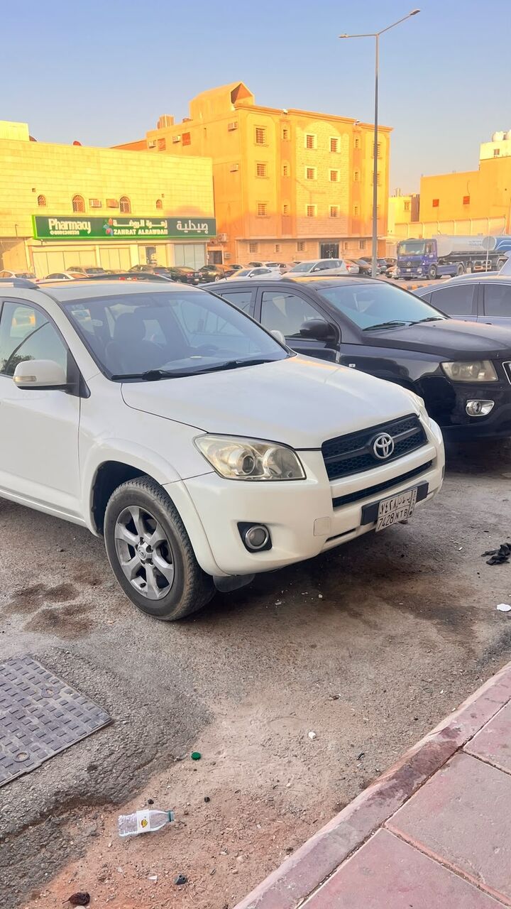 Riyadh, Vehicles, Cars & Trucks , SAR 28000,  Toyota RAV4,  2011,  Automatic,  450000 KM,  Car