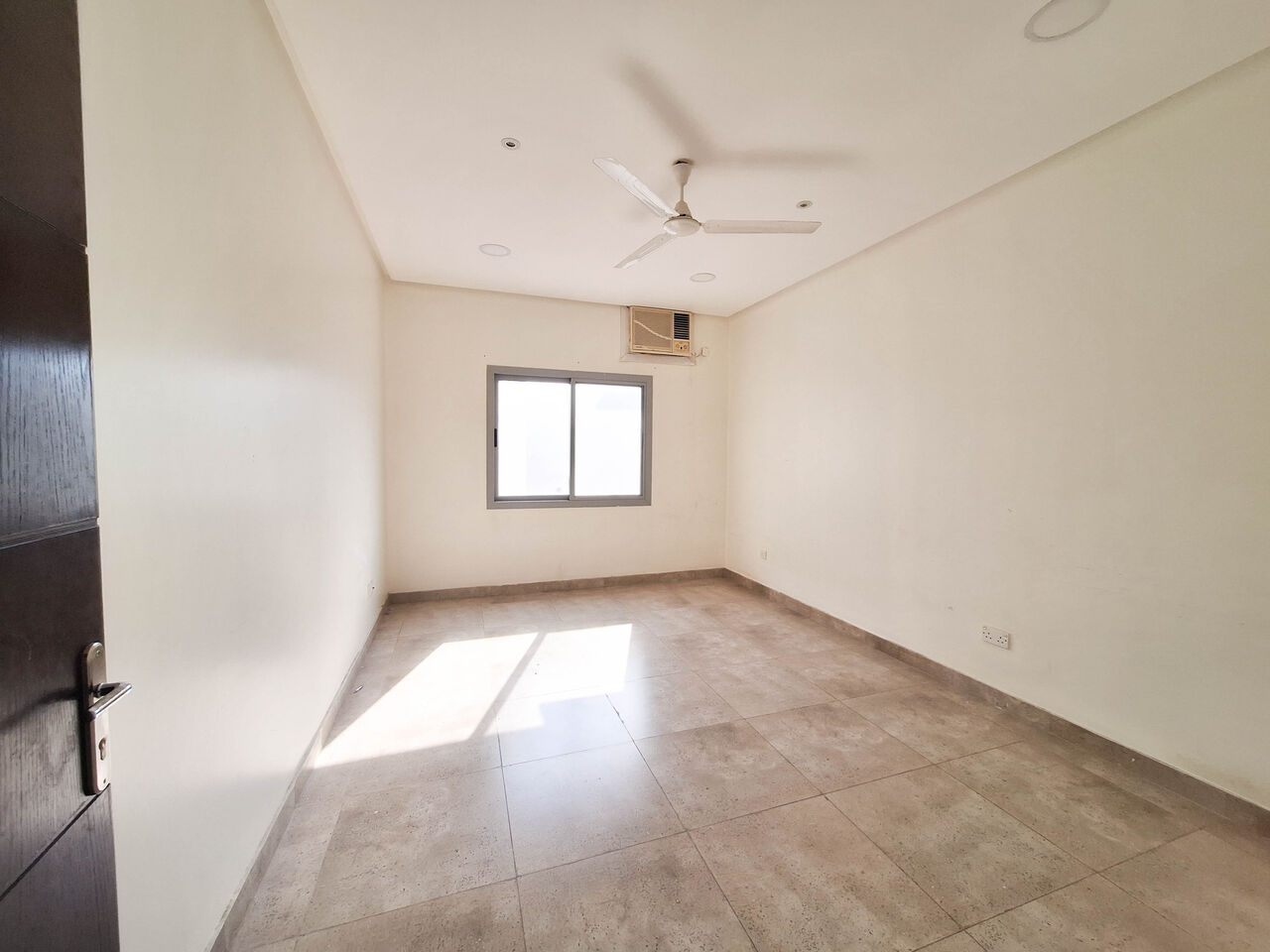 Jidhafs, Apartments, Flats, Houses & Villas, BHD 230/month,  2 BR,  An Apartment For Rent In The Al Musalla Area Near  Al Rumaihi Petrol Station Including EWA