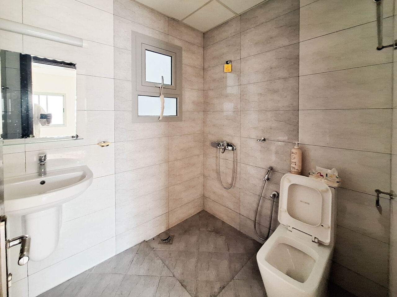 Jidhafs, Apartments, Flats, Houses & Villas, BHD 230/month,  2 BR,  An Apartment For Rent In The Al Musalla Area Near  Al Rumaihi Petrol Station Including EWA