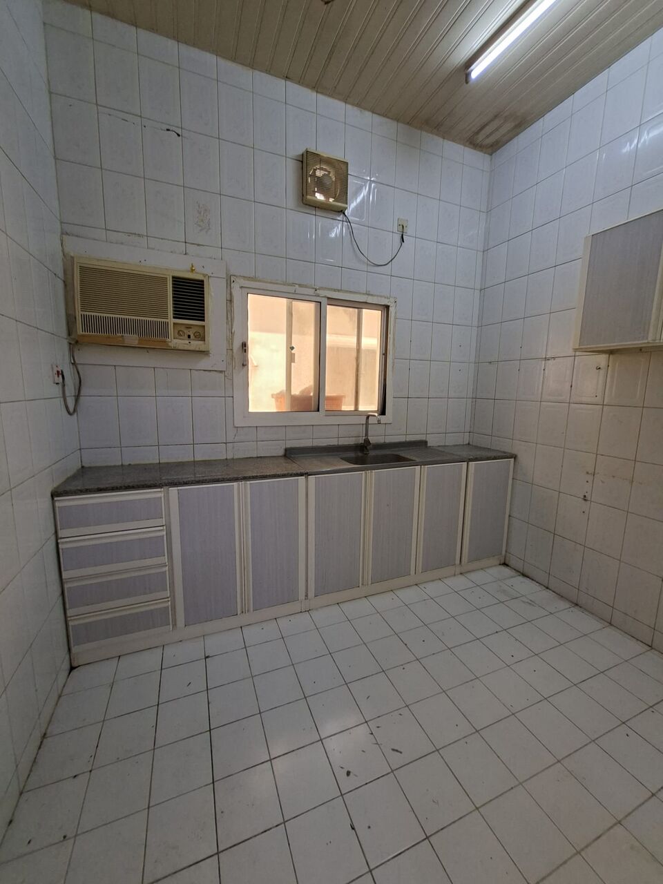 Hoora, Apartments, Flats, Houses & Villas, BHD 170/month,  1 BR,  Semi Furnished Specious 1 Bedroom Flat For Rent In Hoora ( Including Electricity)