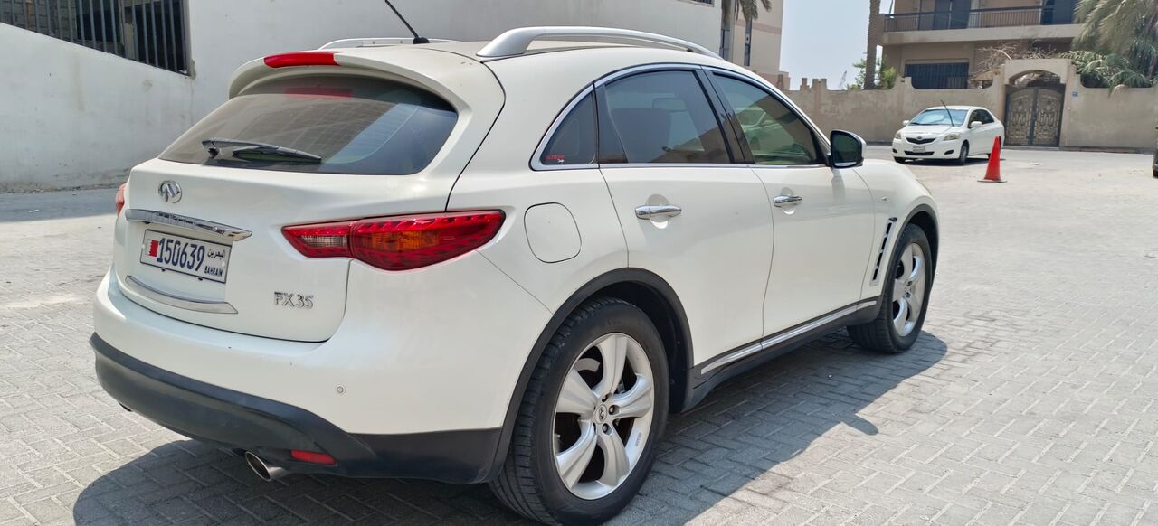 Manama, Vehicles, Cars & Trucks , BHD 2650,  Infinity FX35,  2011,  Automatic,  231500 KM,  Full Option, 0 Accidents History, Clean Car !  Urgent Sale !!