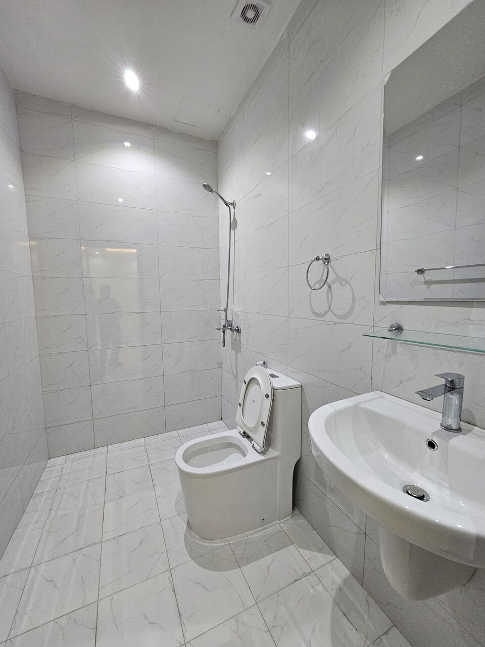 Salmaniya, Apartments, Flats, Houses & Villas, NEW SPACIOUS 2BHK FLAT, SEMI Furnished, With EWA &PARKING. PRICE. 240 BD Only @SALMANIYA.
