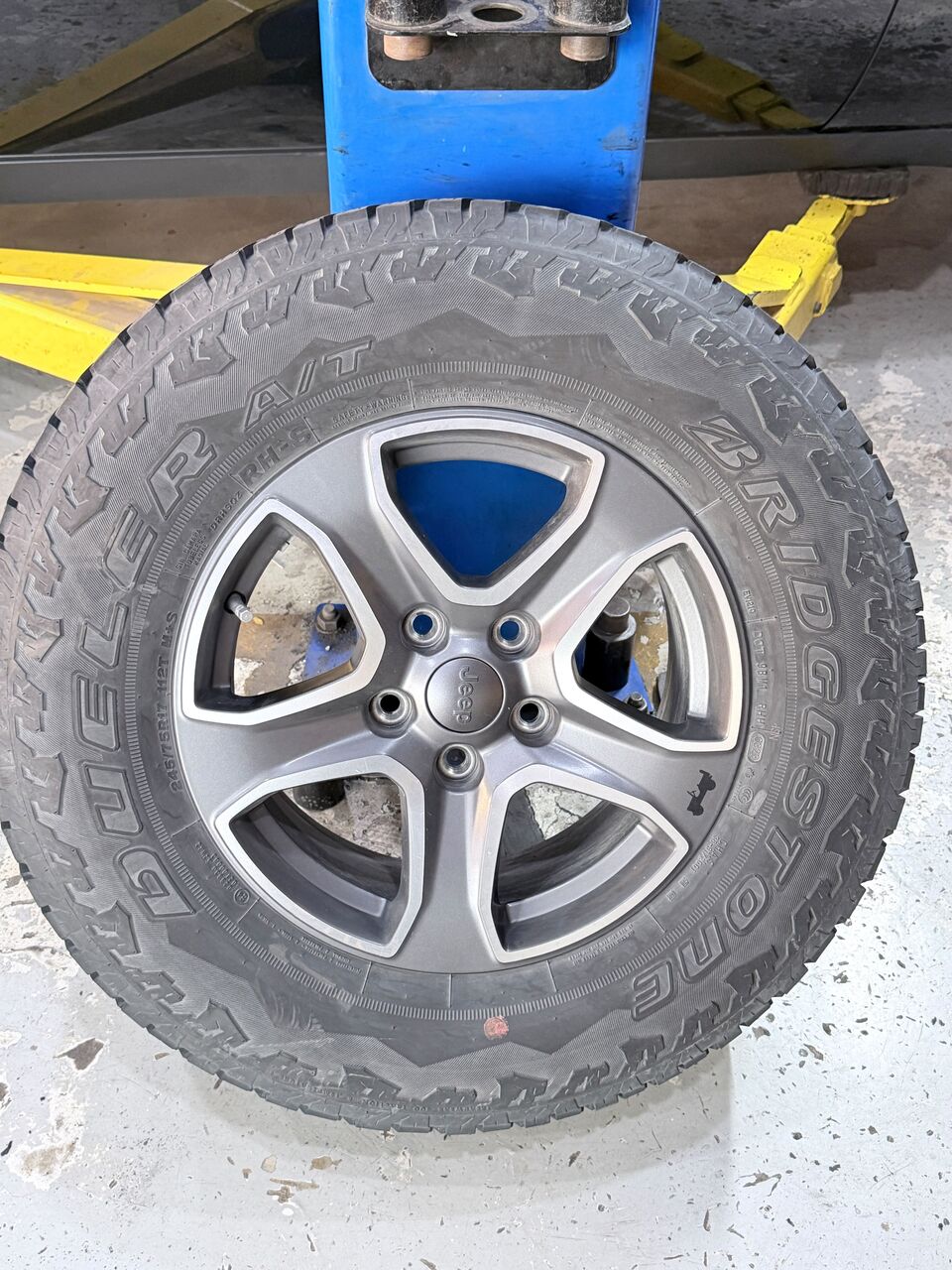 Jubail, Auto Parts, SAR 1200,  Original Jeep Alloy Wheels With Tyres For Sale