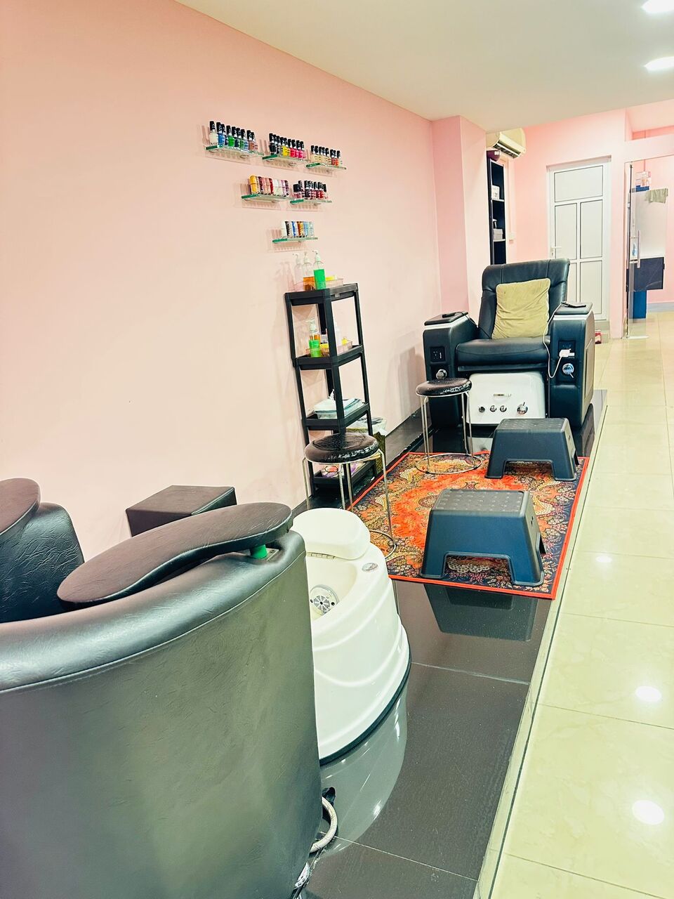 Riffa, Jobs, Running Ladies Salon For Management