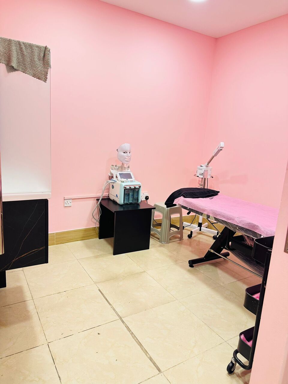 Riffa, Jobs, Running Ladies Salon For Management