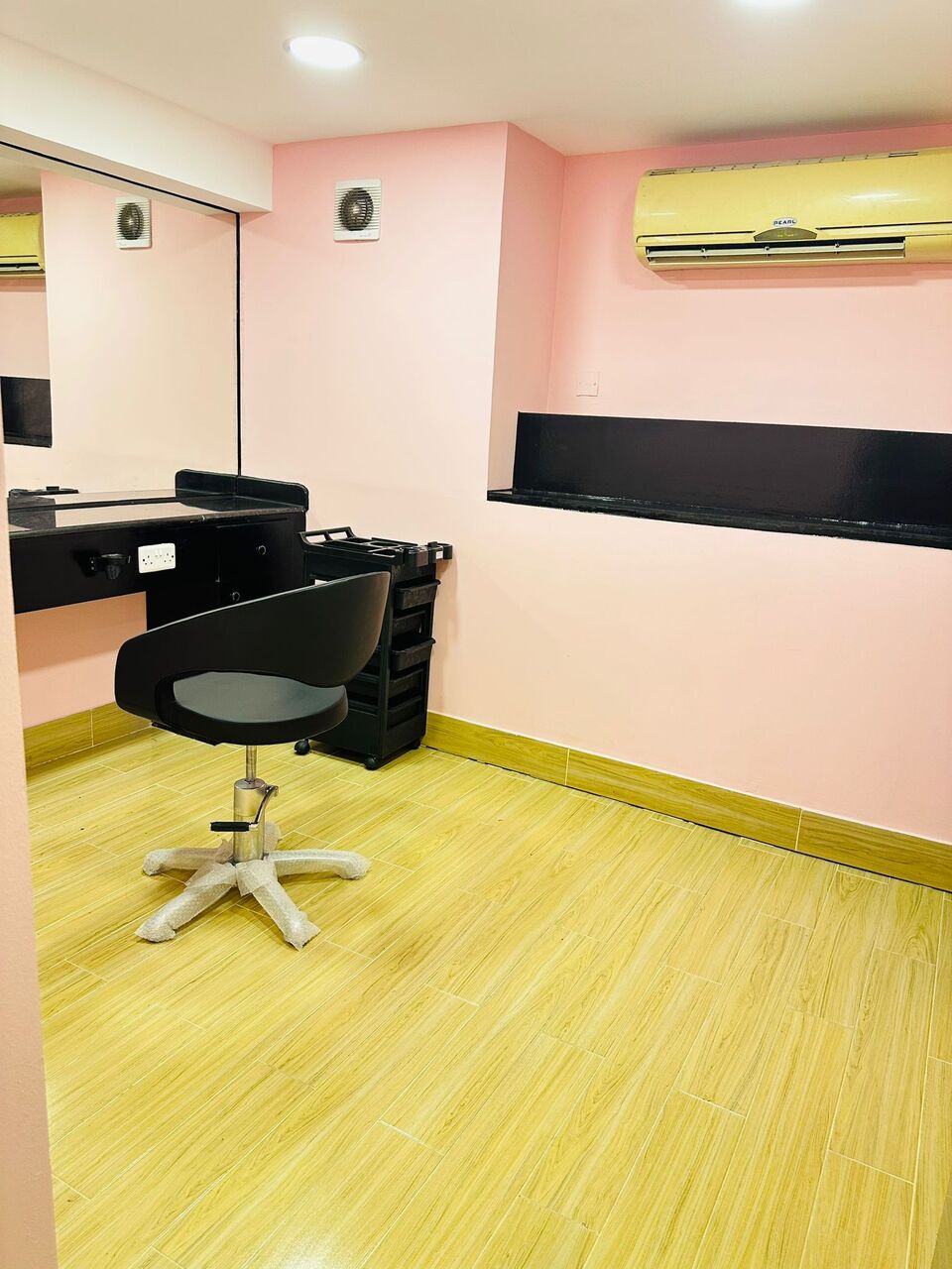 Riffa, Jobs, Running Ladies Salon For Management
